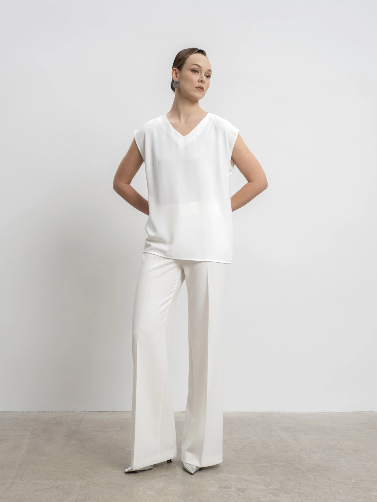 Белый топ с вырезом