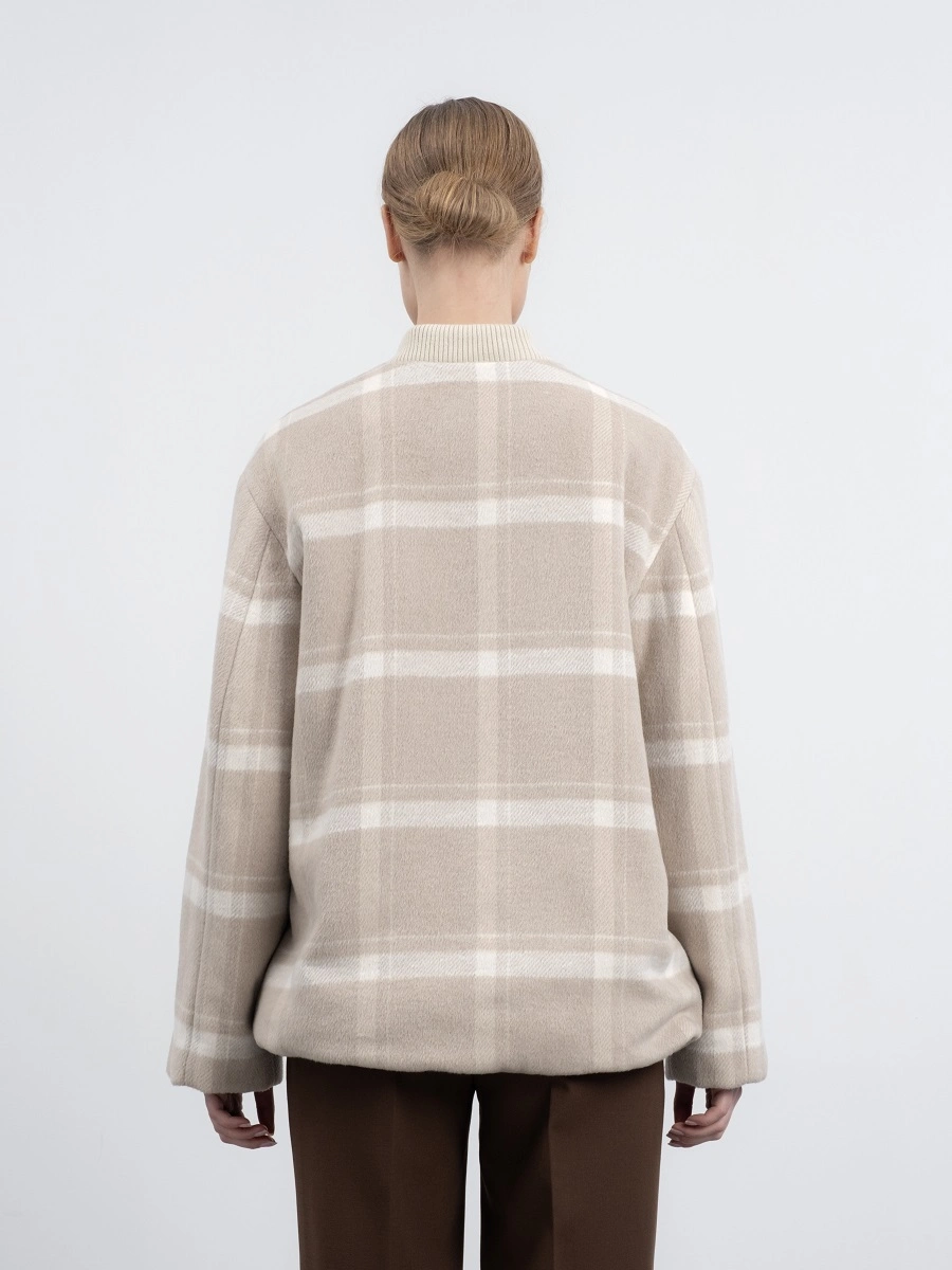 Бежевая куртка в клетку с палантином