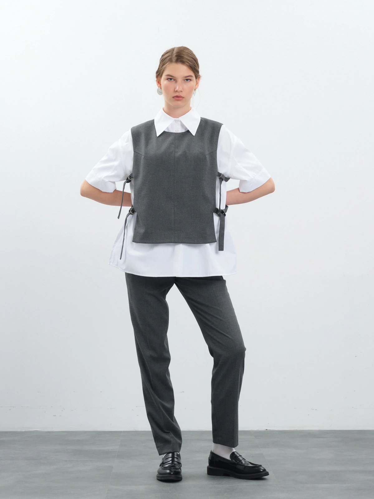 Серые зауженные брюки