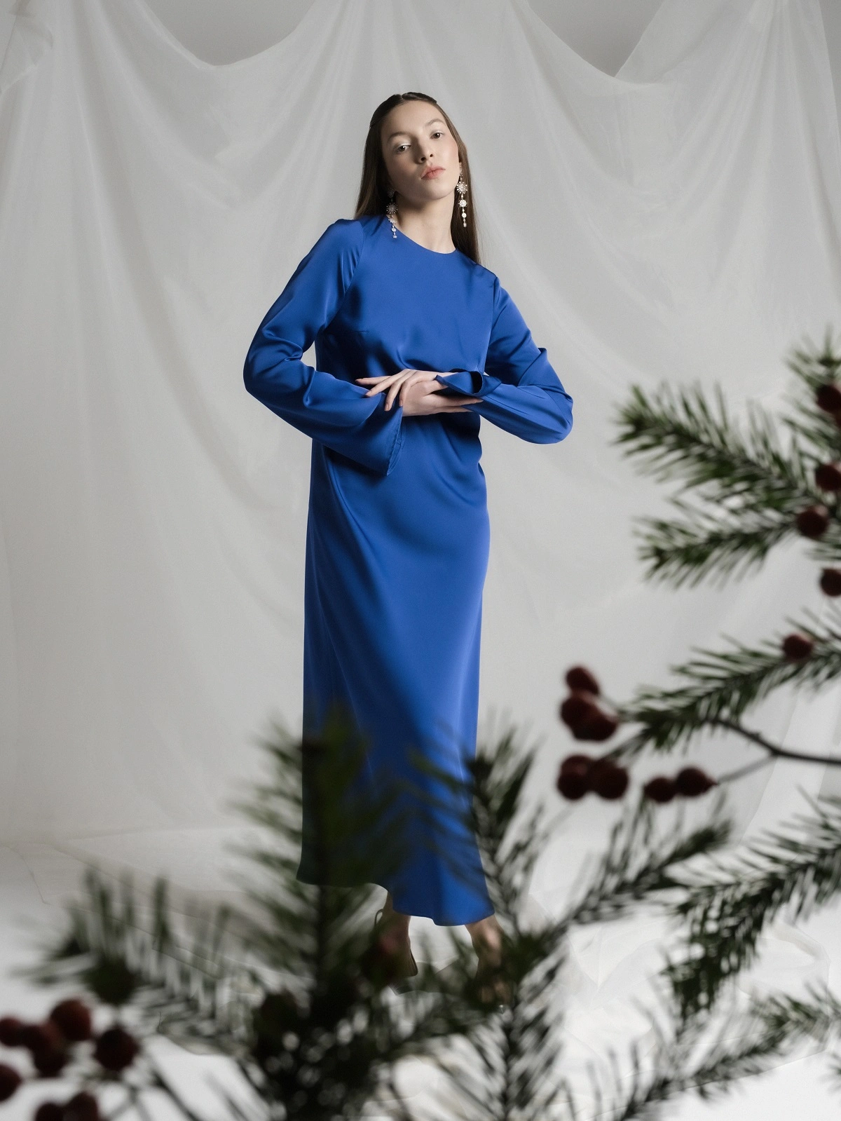 Синее сатиновое платье