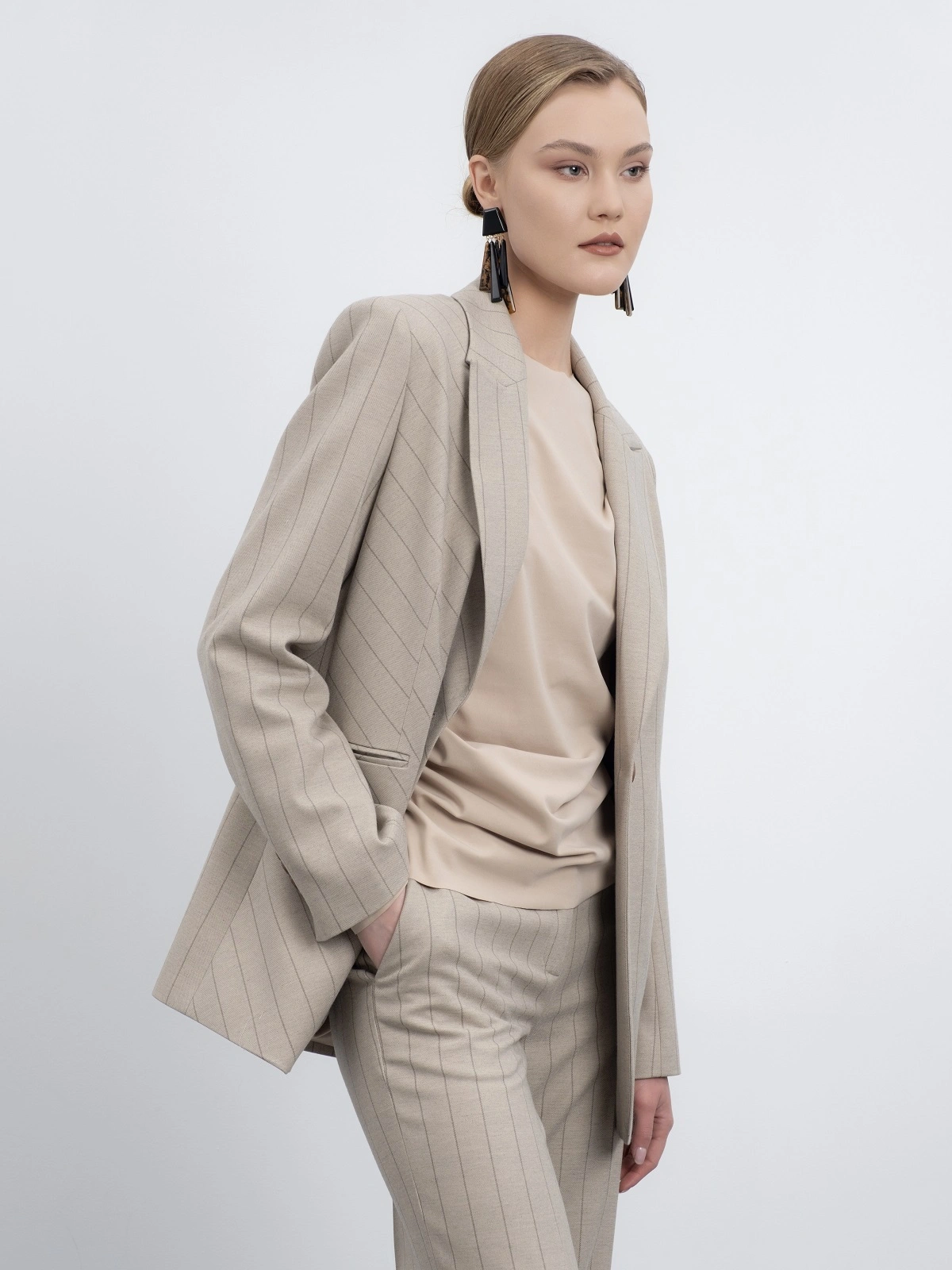 Бежевый жакет в полоску