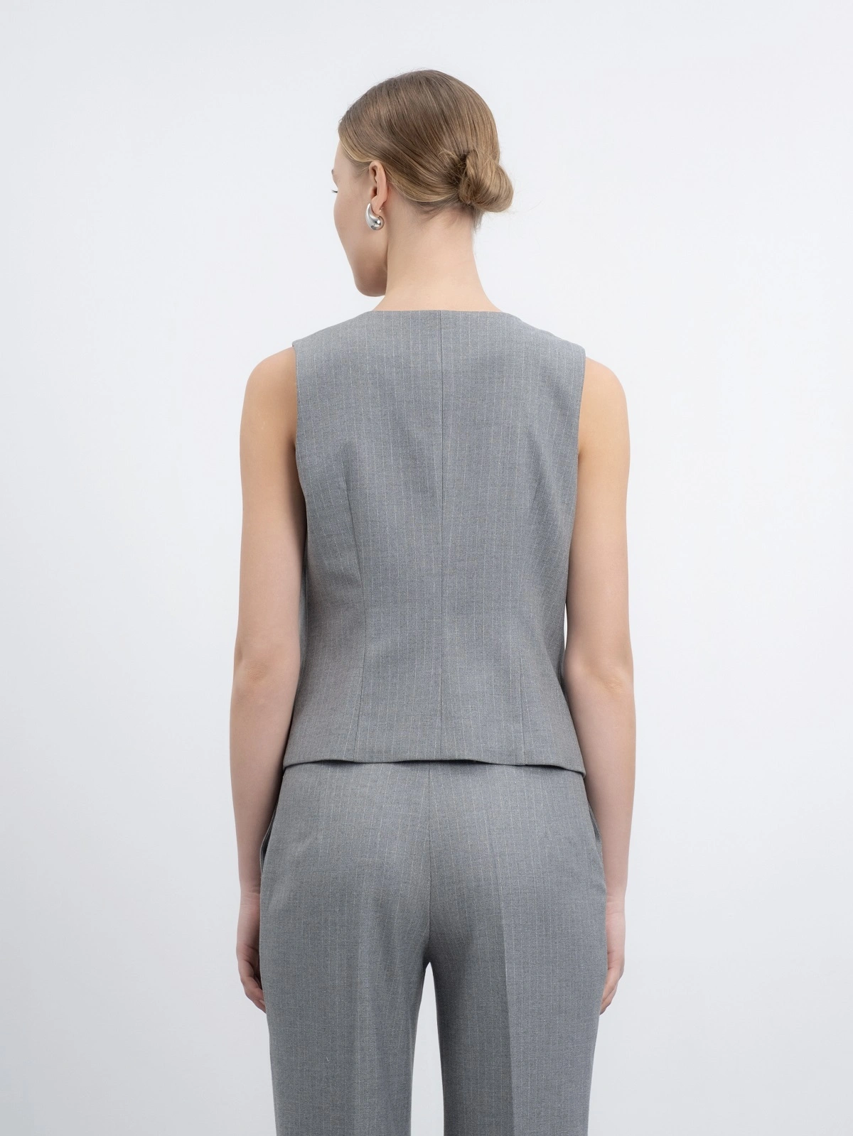 Серый однобортный жилет в полоску