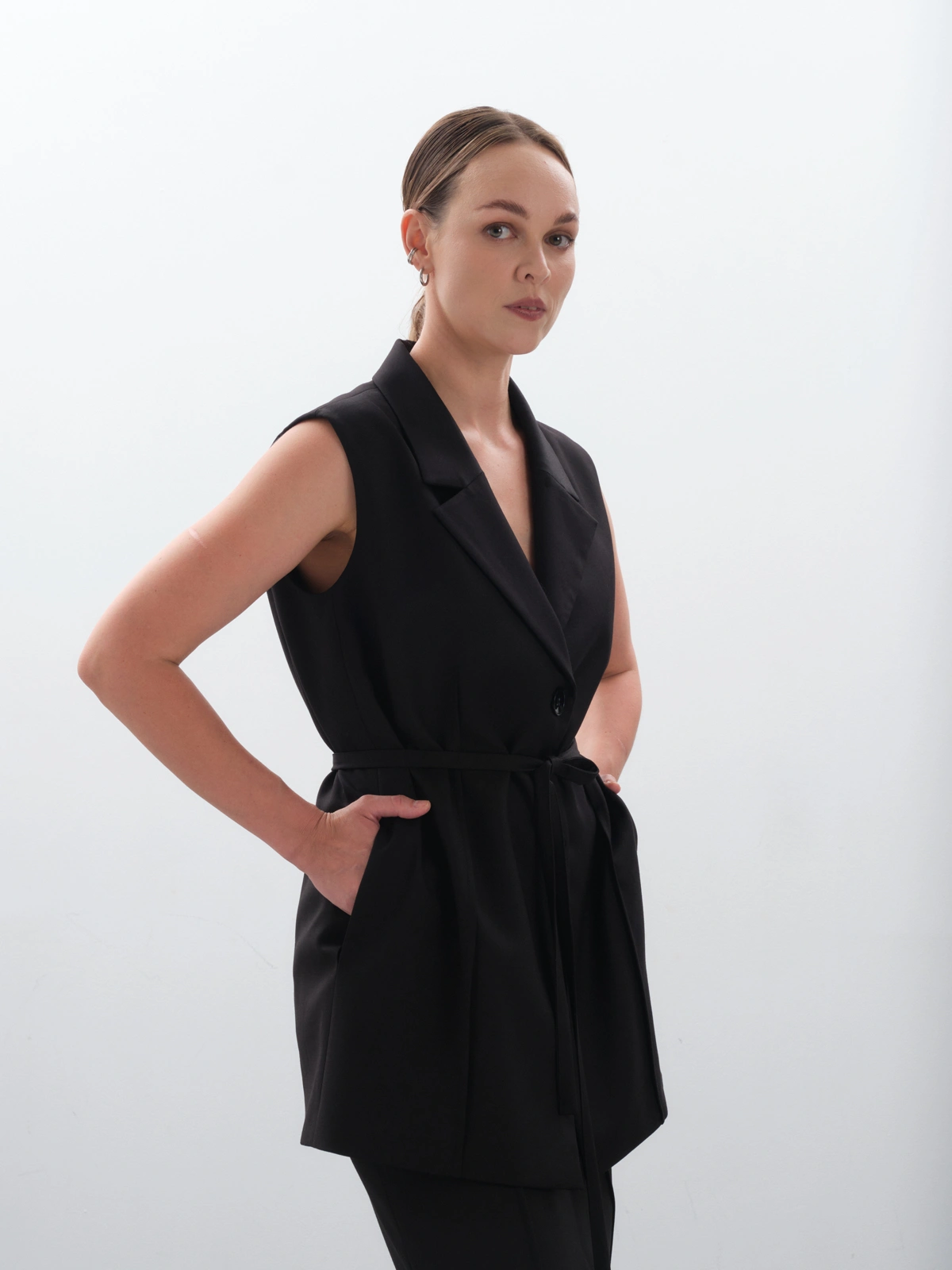 жилет женский, купить жилет женский, жилет женский удлиненный, черный жилет женский, жилет женский классический, жилетка женская, жилет женский офисный, удлиненный жилет с поясом, жилет под брюки женский, деловой жилет женский, жилет-пиджак женский без рукавов, костюмный жилет женский, купить черный удлиненный жилет, жилет-жакет женский, с чем носить удлиненный жилет, жилет на пуговицах с воротником, жилет как третий слой в одежде, жилет женский на голое тело, жилет платье