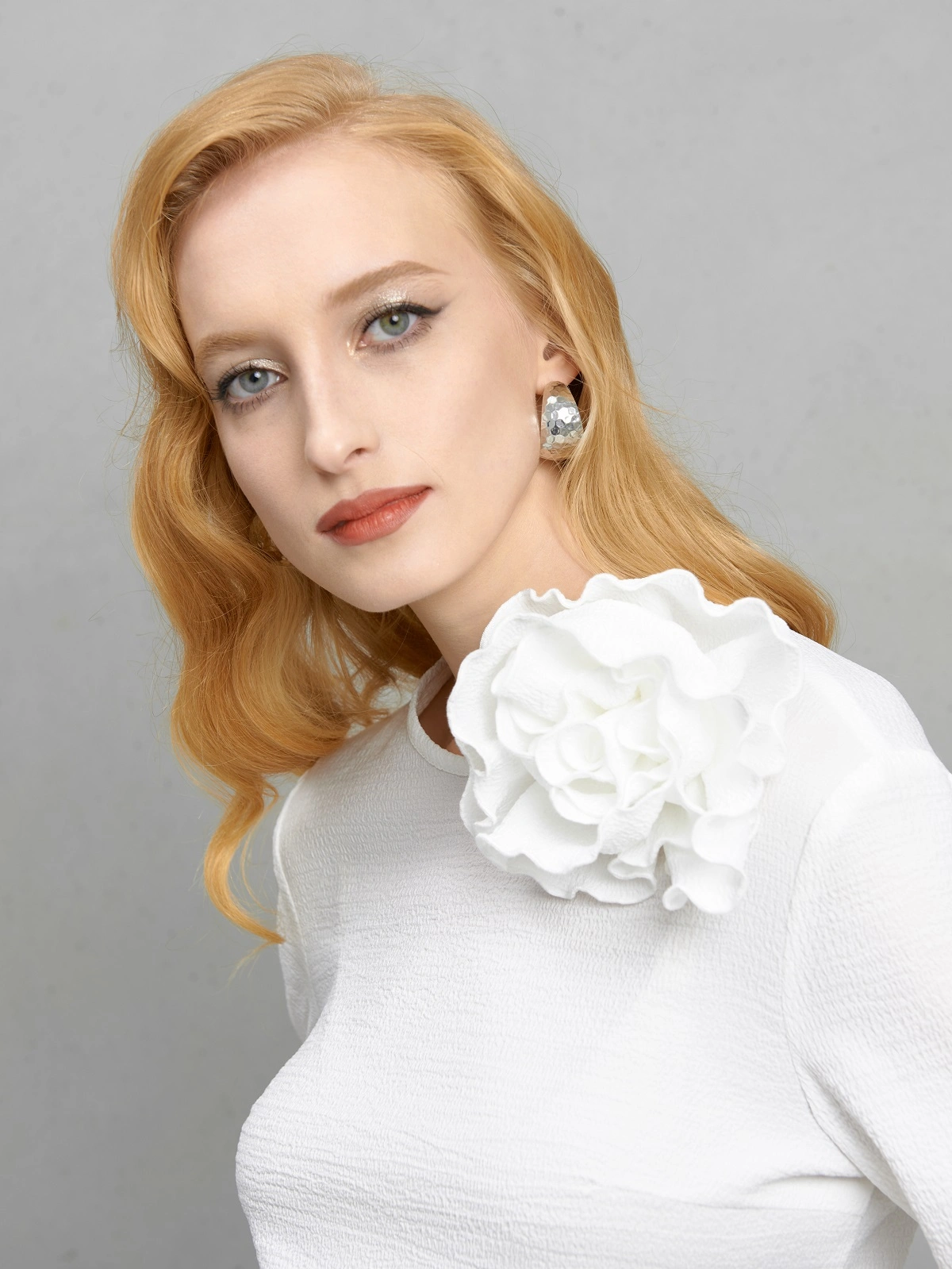 Белая блуза с цветком