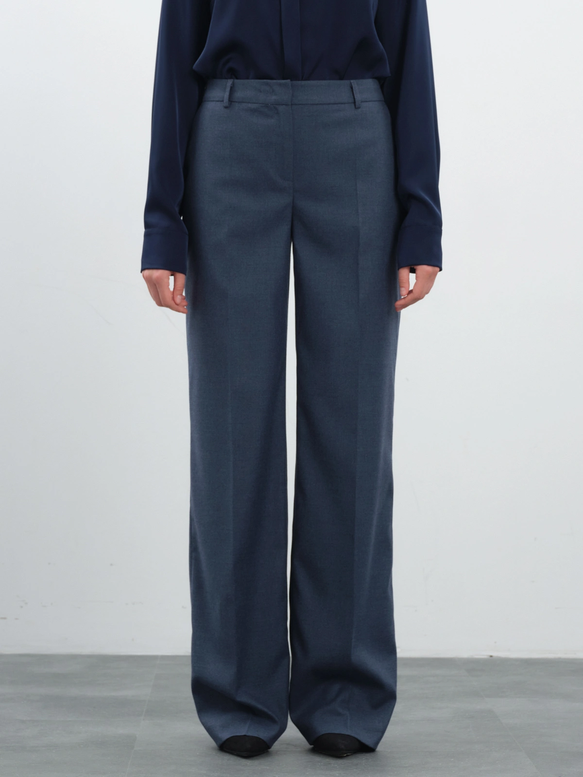 Прямые брюки в синем оттенке