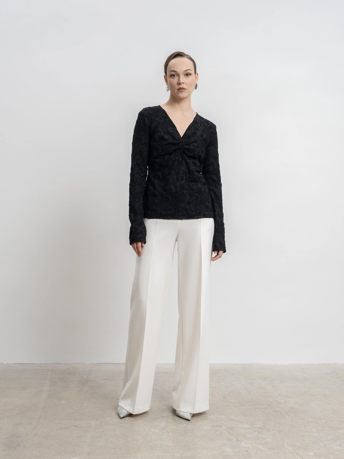 Молочные расклешенные брюки