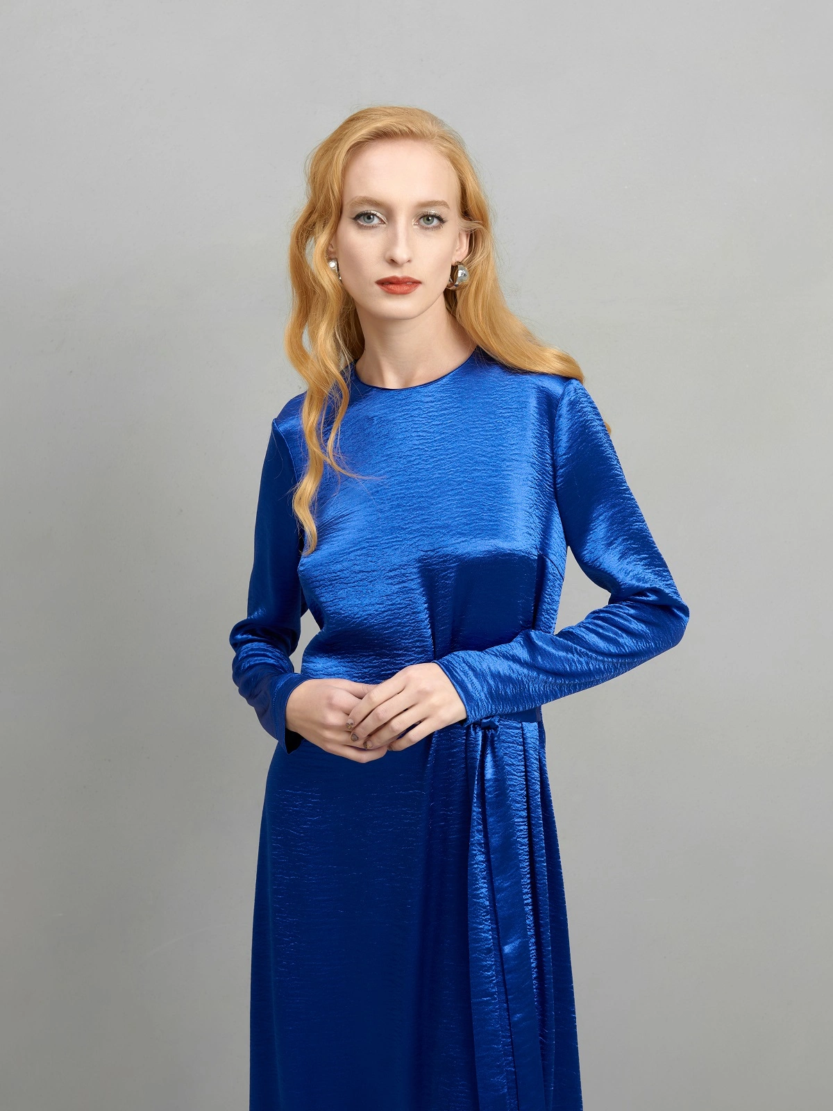 Синее платье с поясом