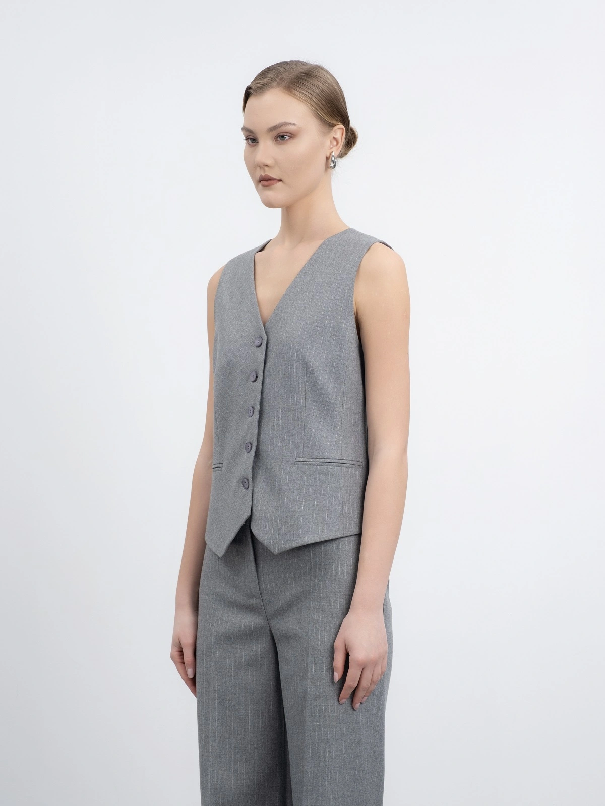 Серый однобортный жилет в полоску