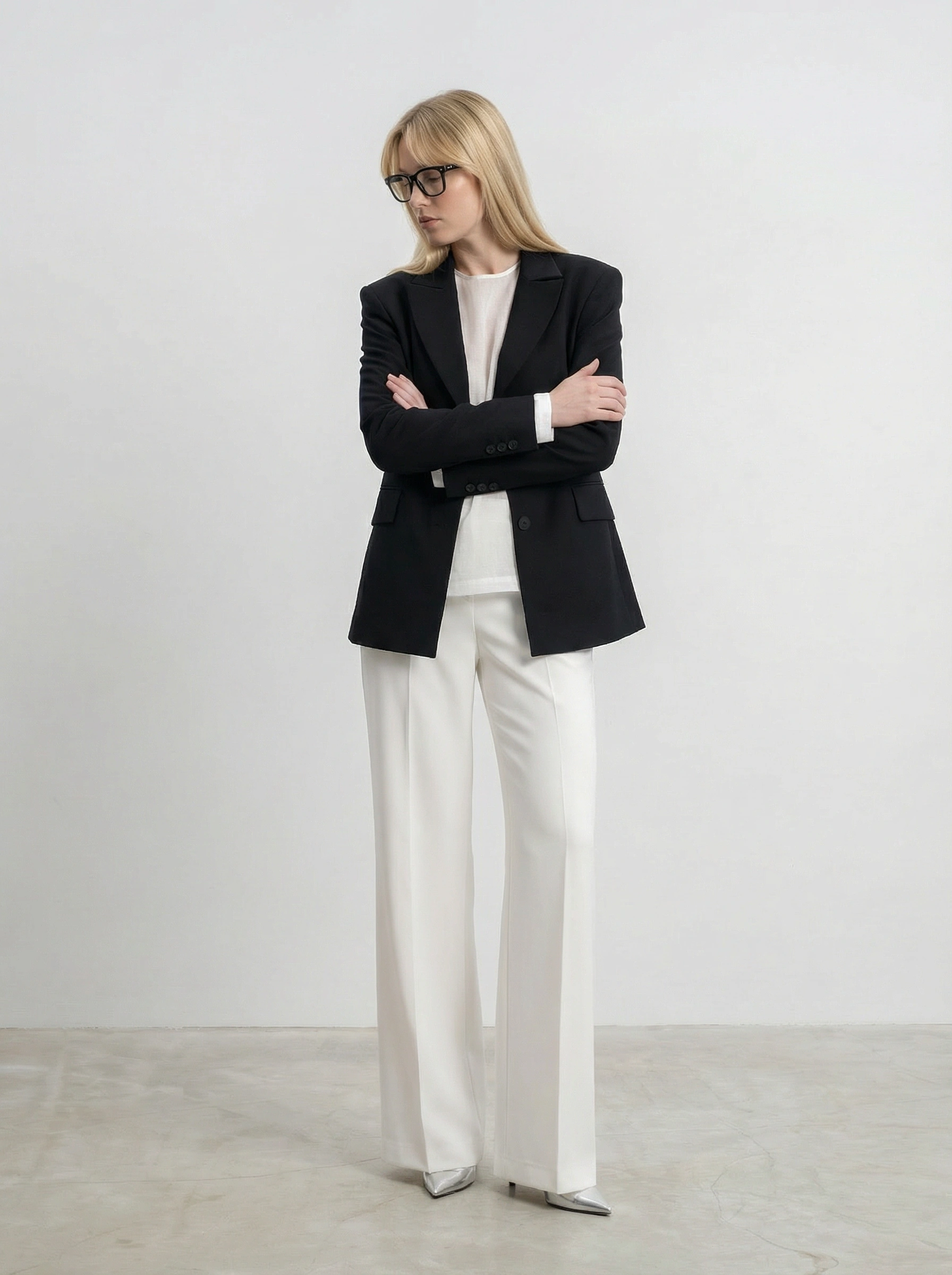 Молочные расклешенные брюки