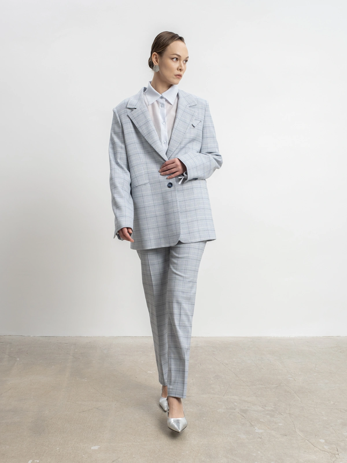 Голубые укороченные брюки в клетку