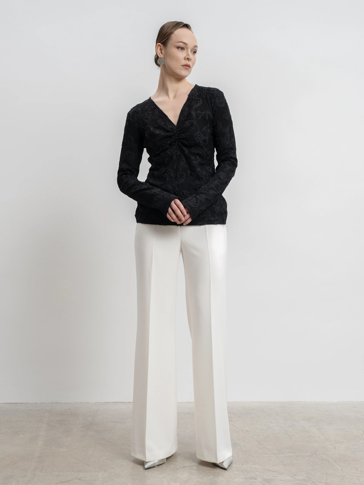 Черный лонгслив с вырезом