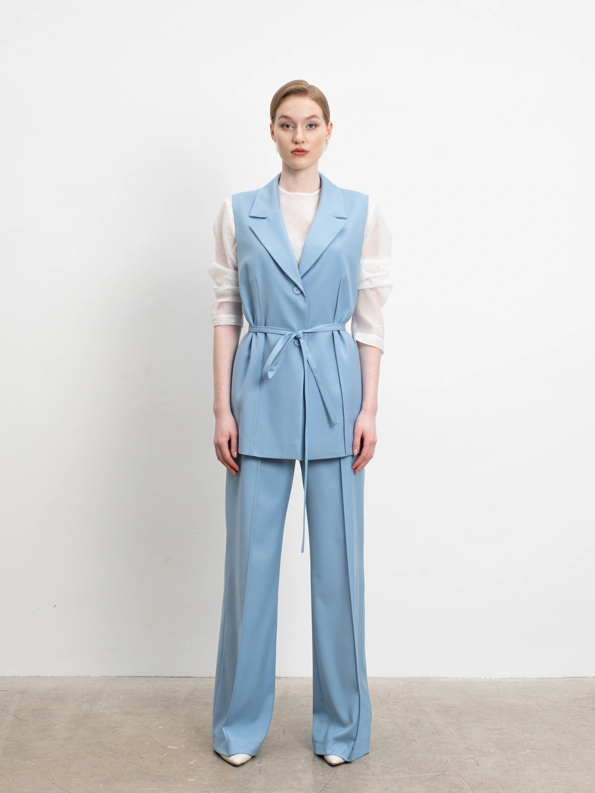 Голубые расклешенные брюки