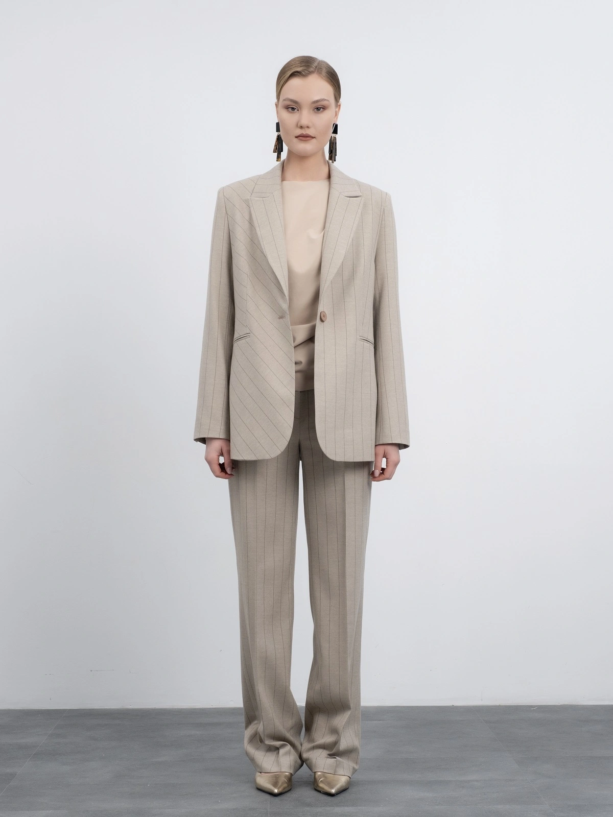 Бежевый жакет в полоску