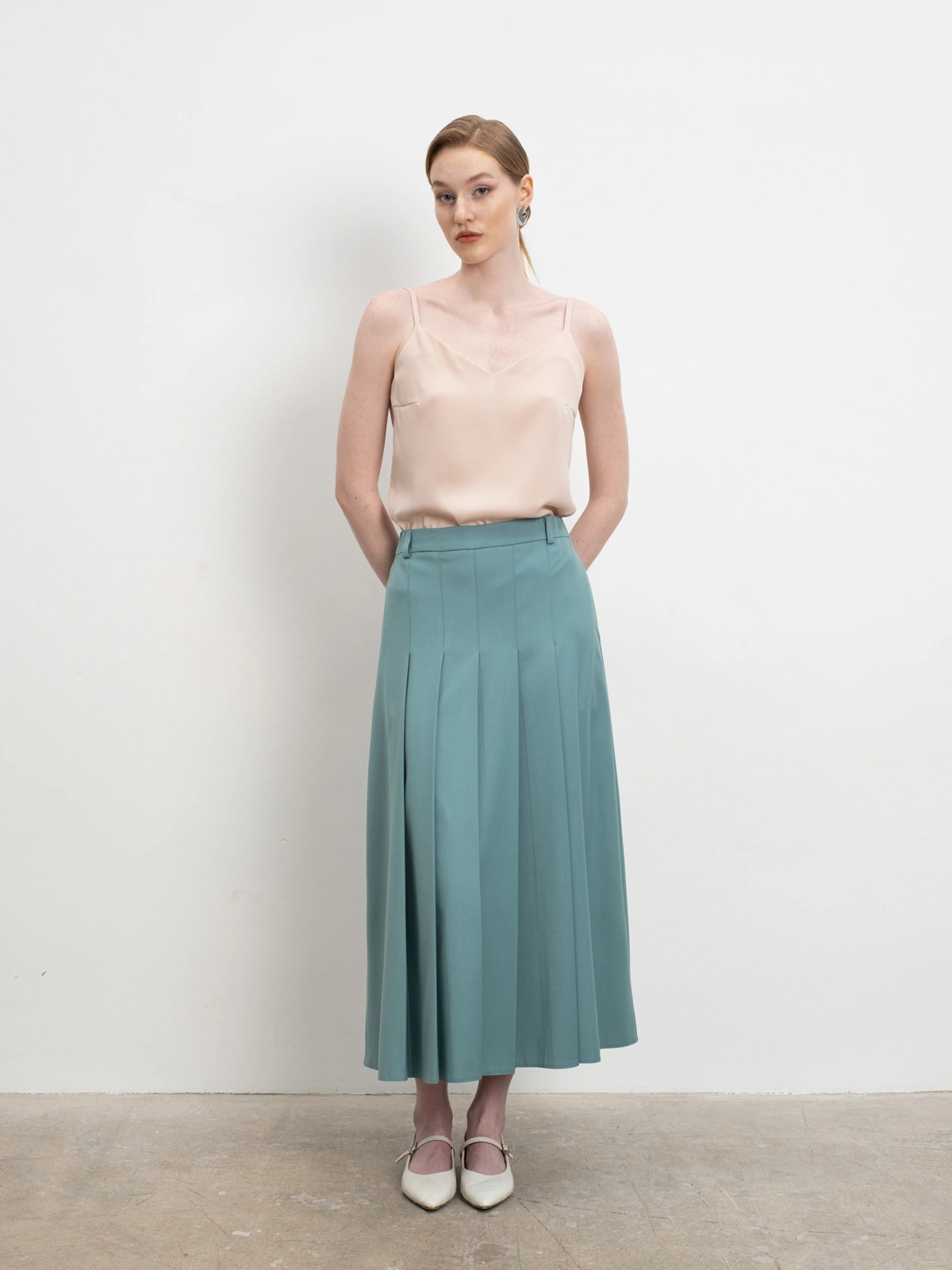 Бежевый топ на бретелях