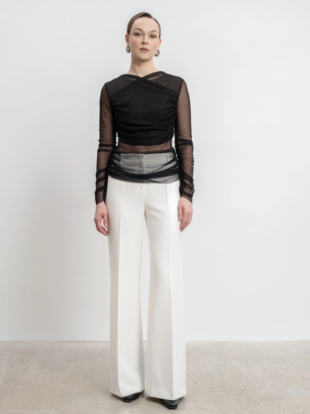 Молочные расклешенные брюки