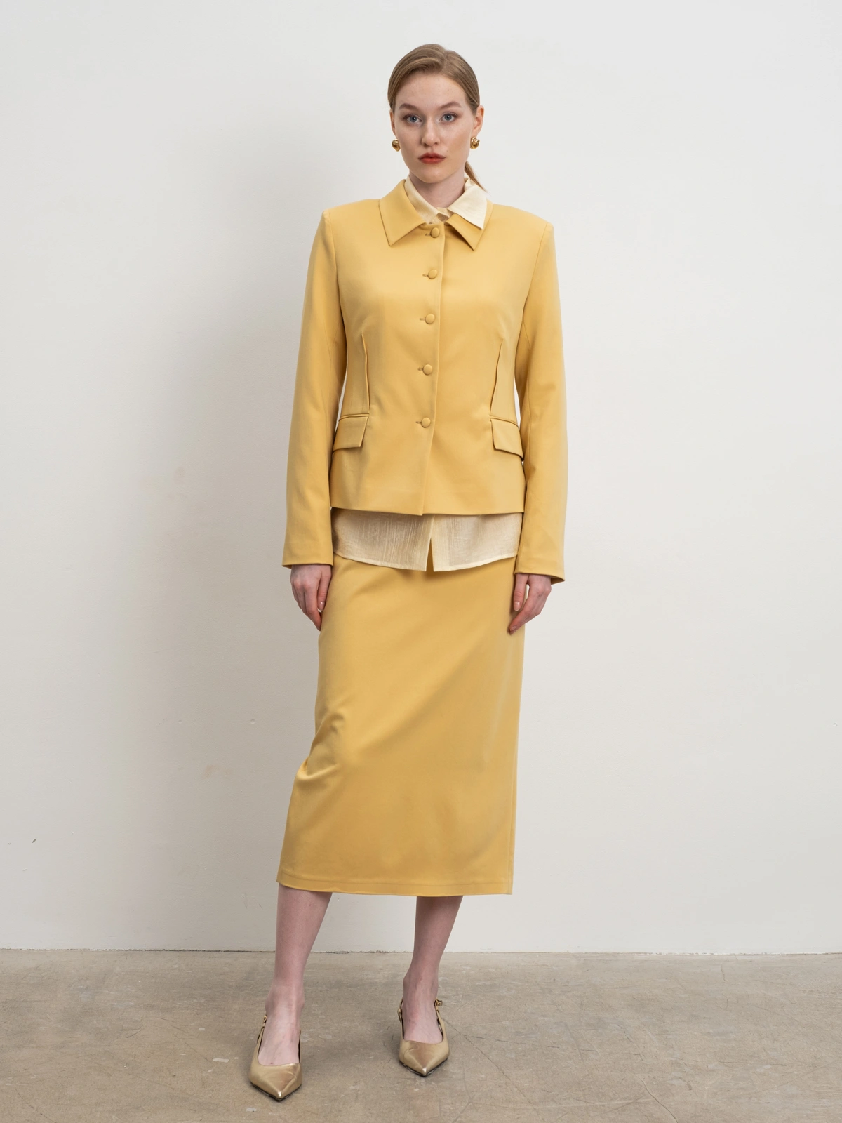 Горчичная прямая юбка