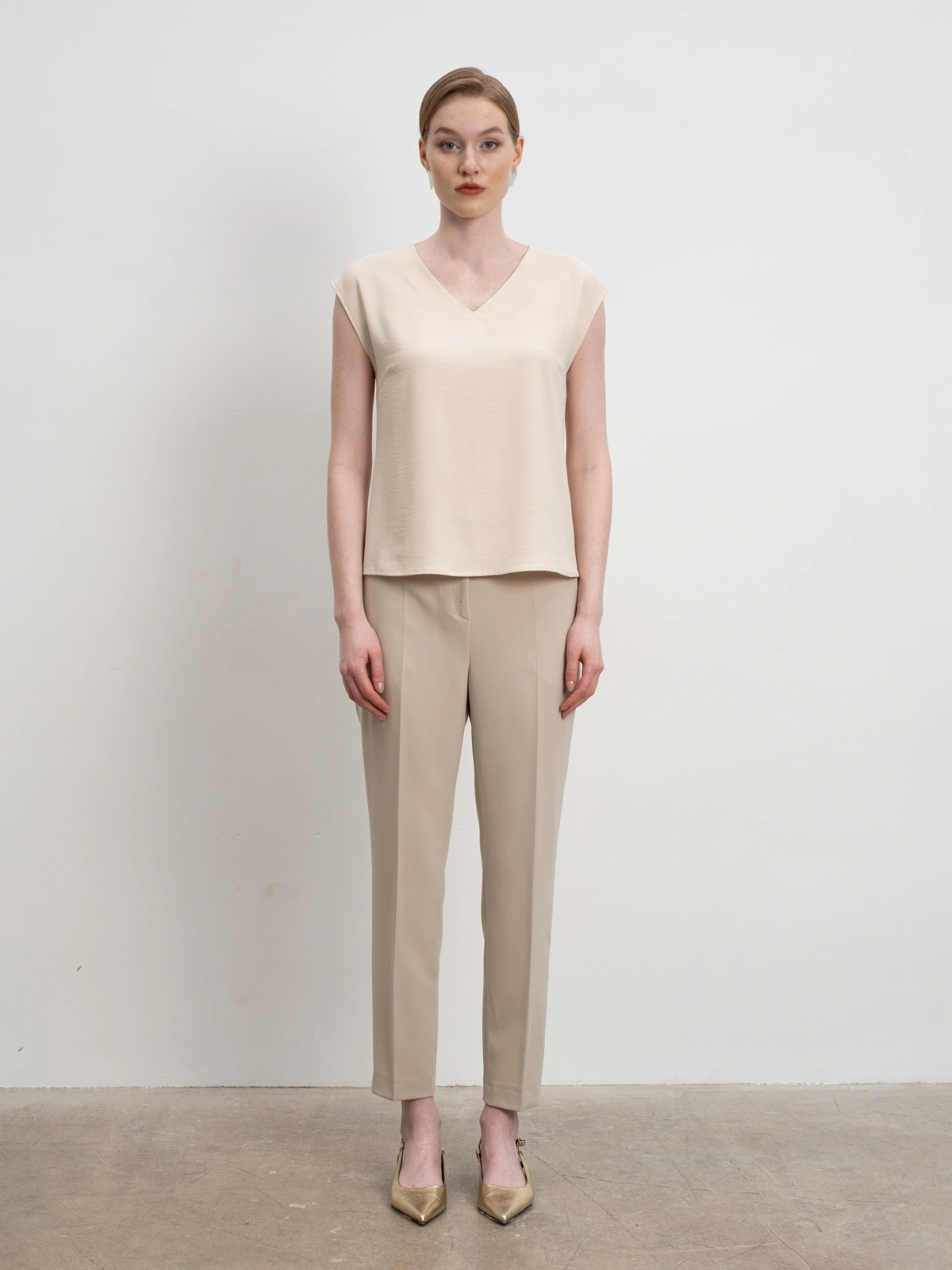 Бежевый топ с вырезом