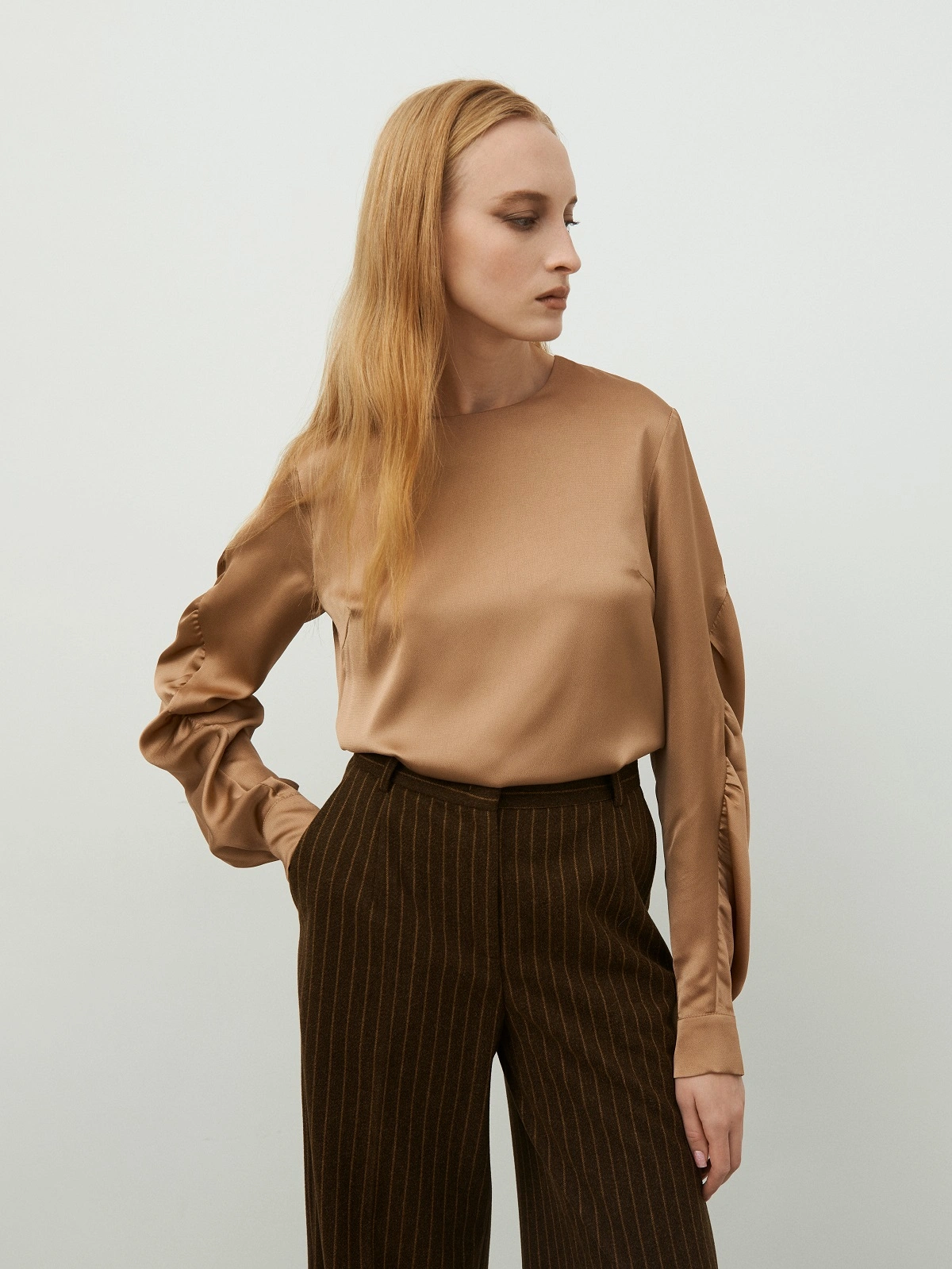 Бежевая блуза со сборкой