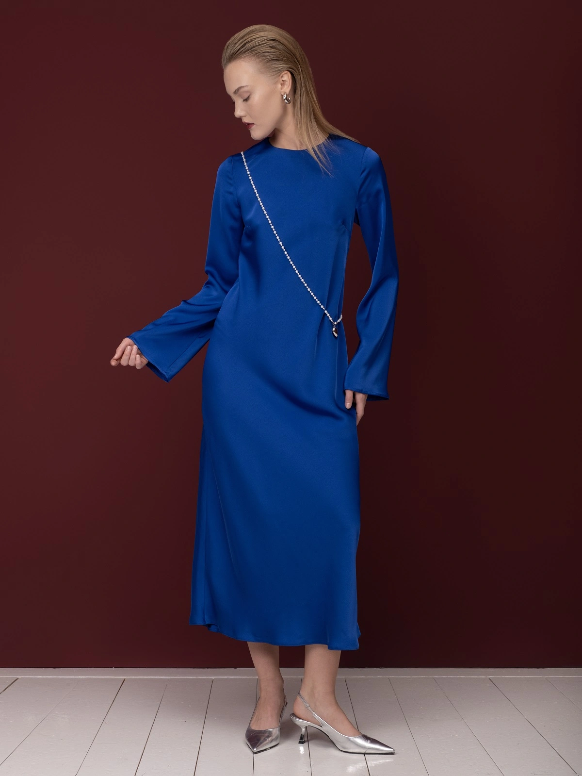 Синее сатиновое платье