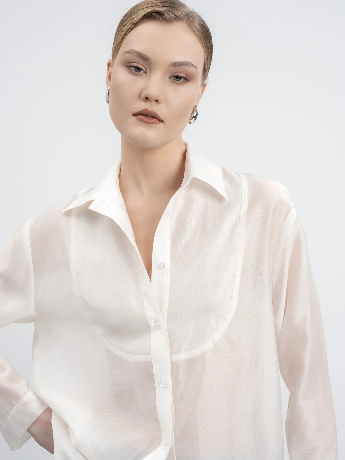 Жемчужная блуза с пластроном