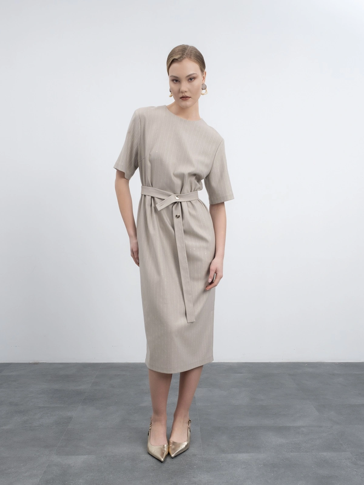 Бежевое платье в полоску с пайетками