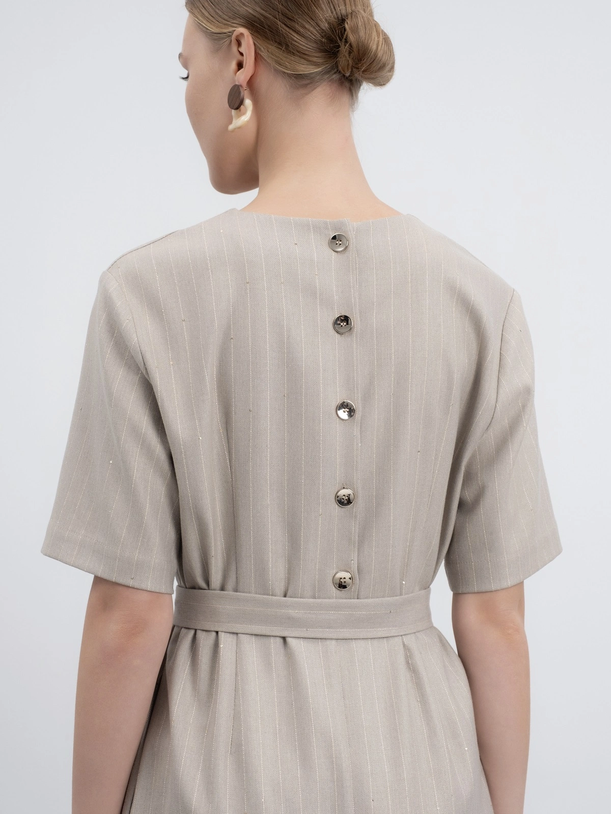 Бежевое платье в полоску с пайетками