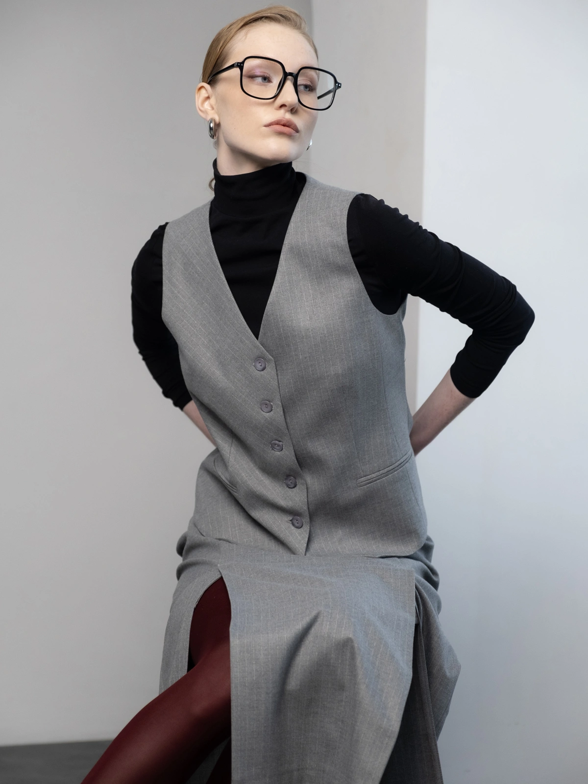 Серый однобортный жилет в полоску