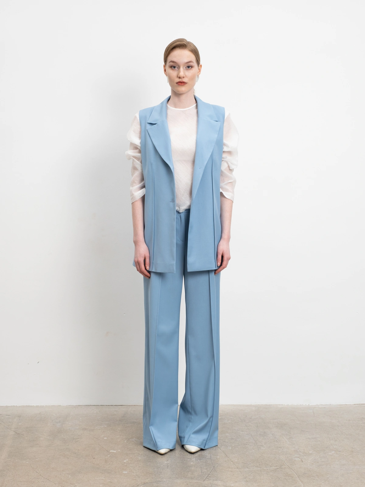 Голубые расклешенные брюки