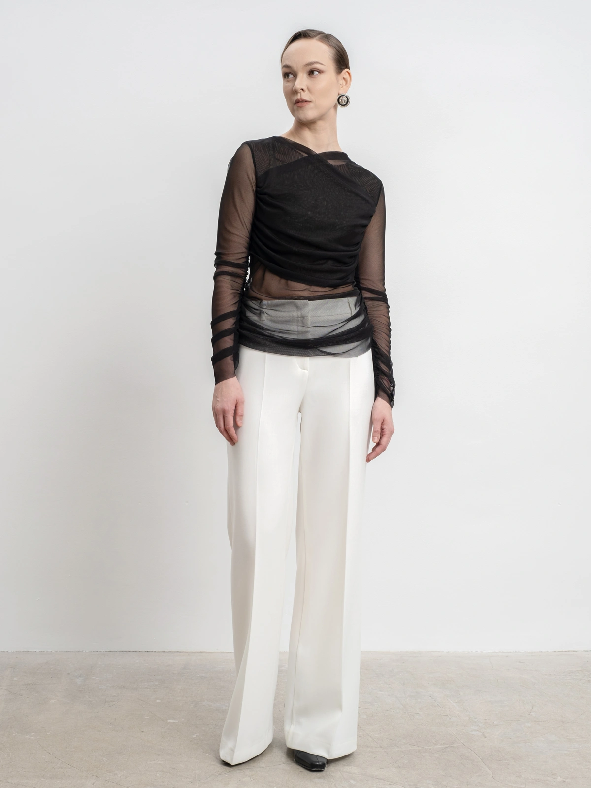 Молочные расклешенные брюки