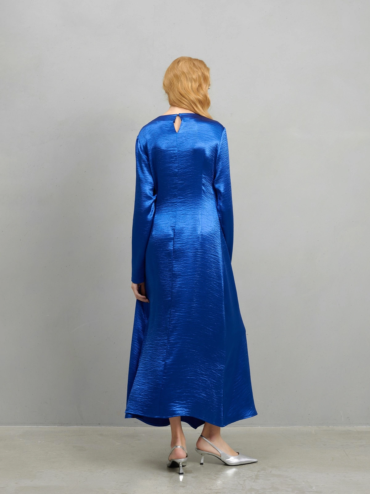 Синее платье с поясом