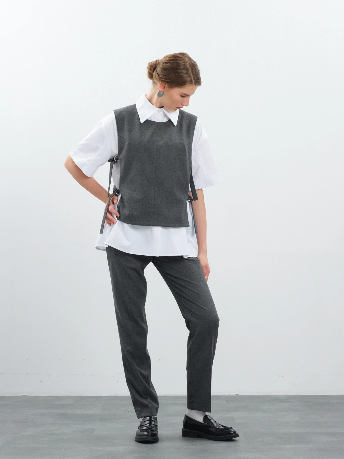 Серые зауженные брюки