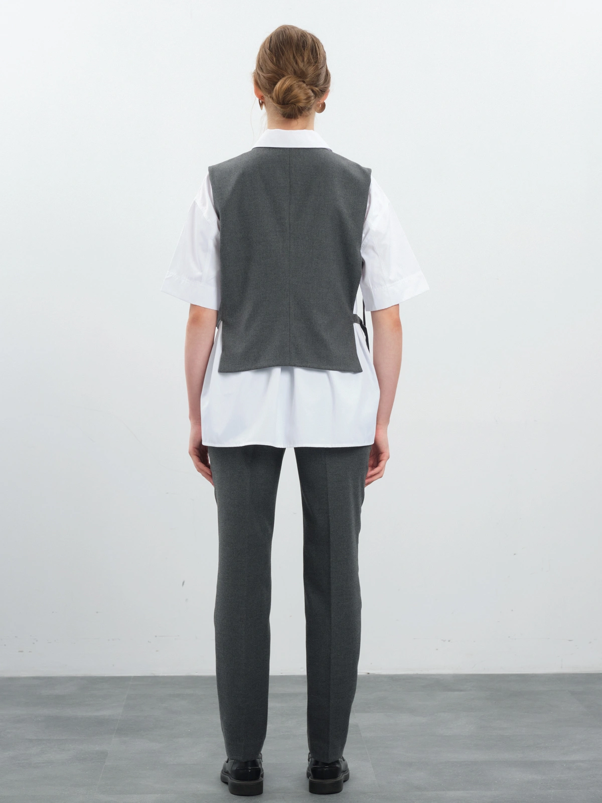 Серые зауженные брюки