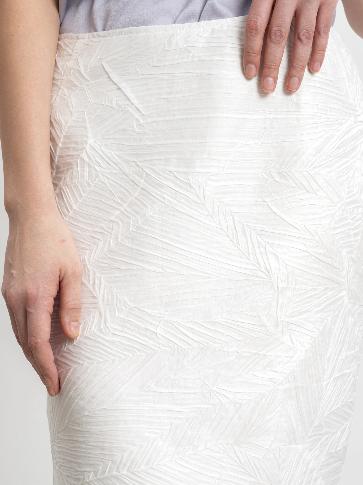 Белая юбка из жатой ткани