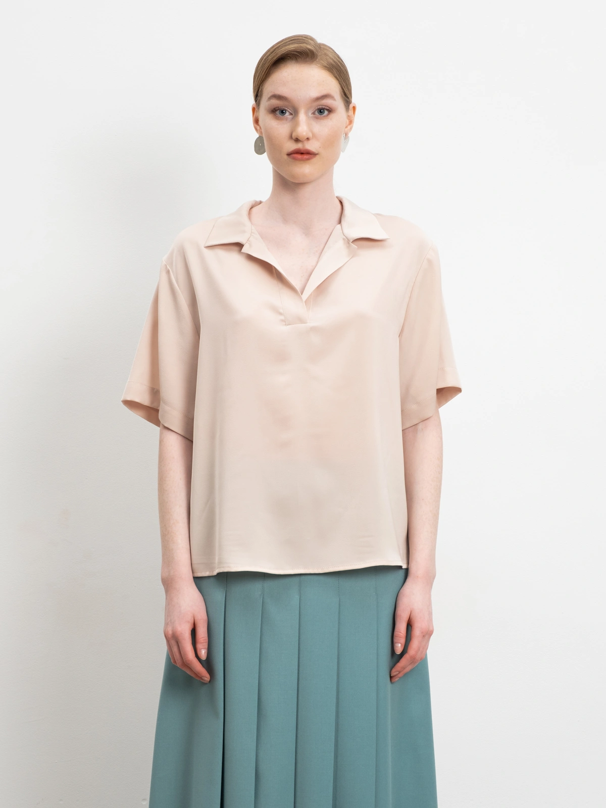 Бежевая блуза-поло