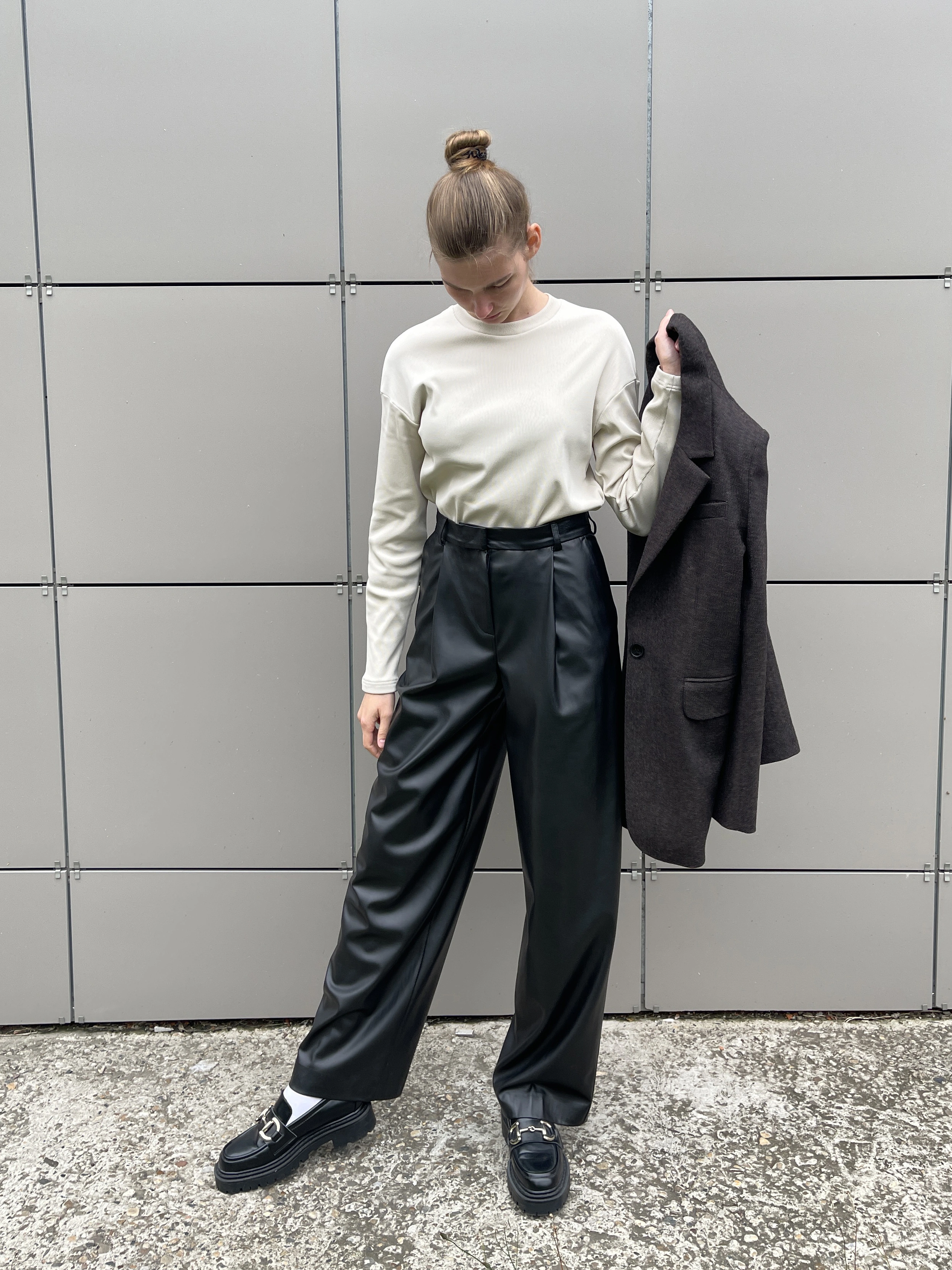 Зауженные брюки из экокожи