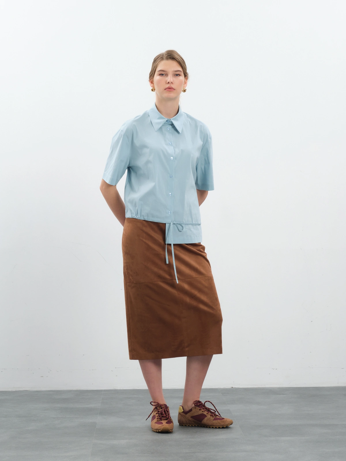 Голубая блуза с асимметричным низом