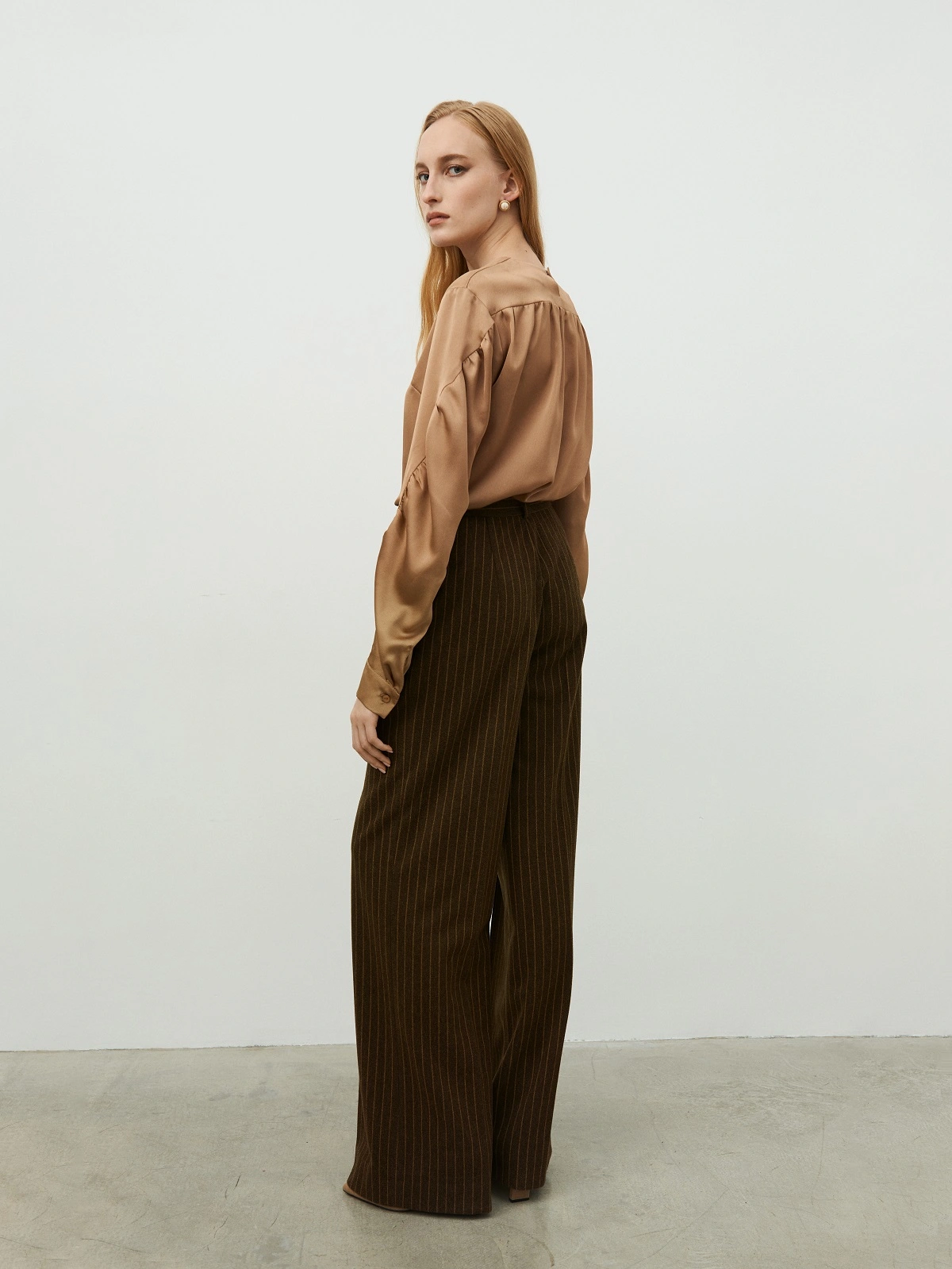 Бежевая блуза со сборкой