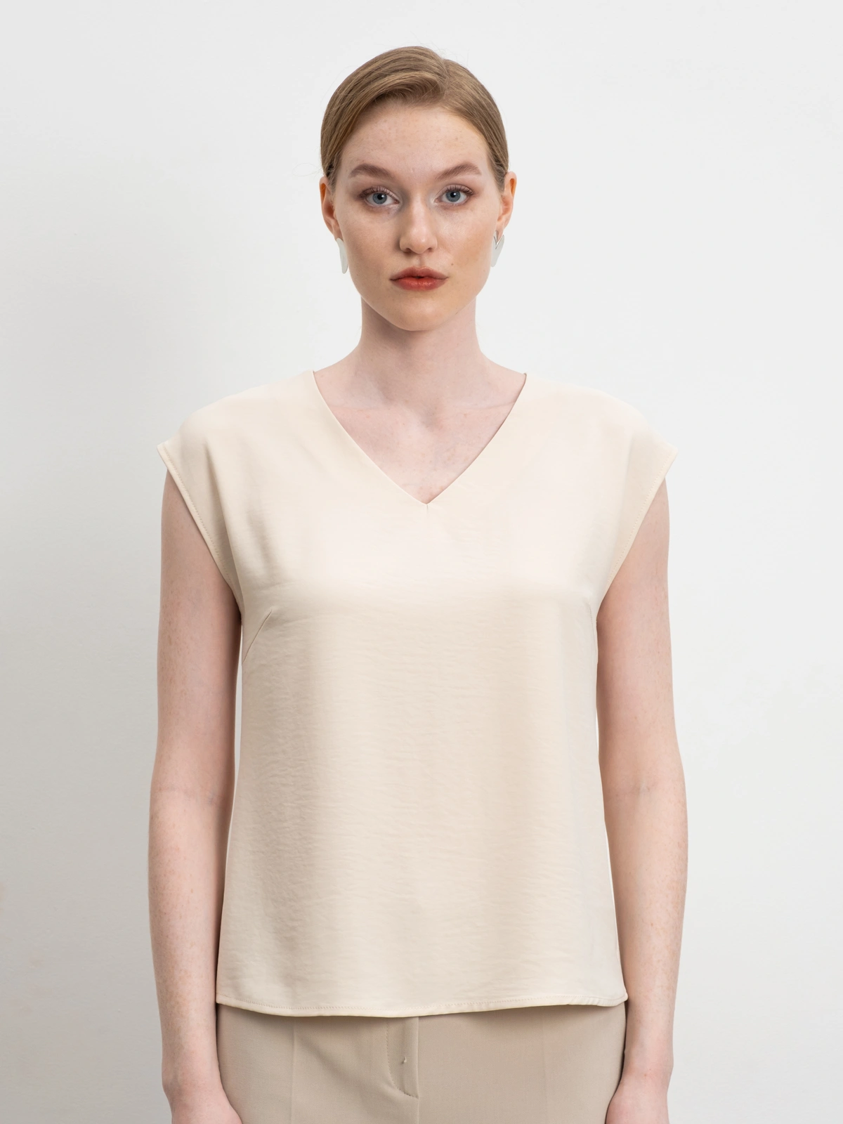 Бежевый топ с вырезом