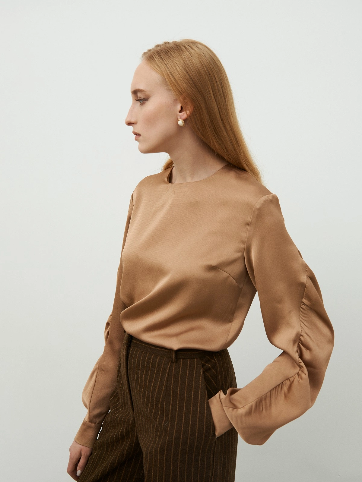 Бежевая блуза со сборкой