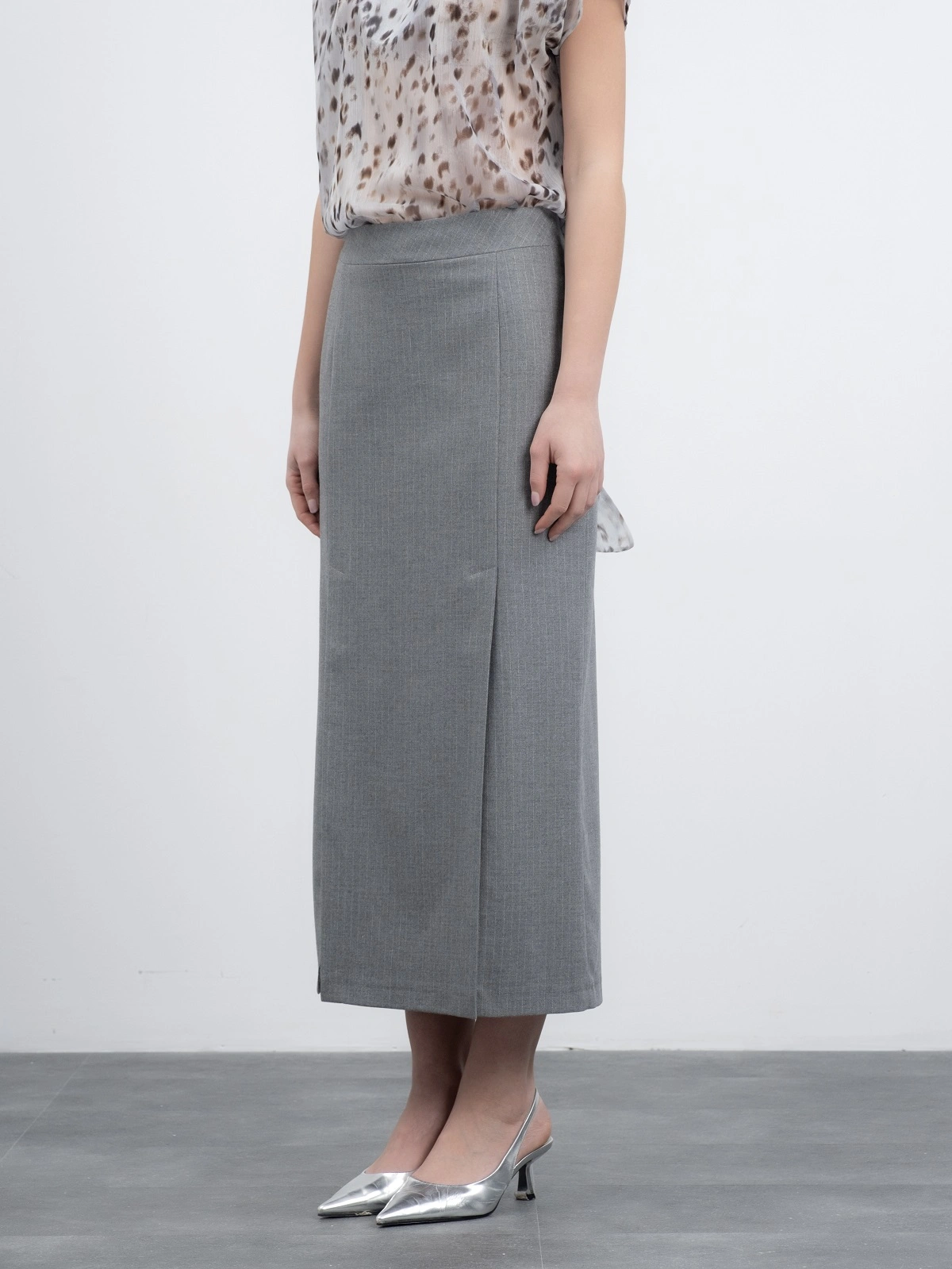 Серая прямая юбка в полоску