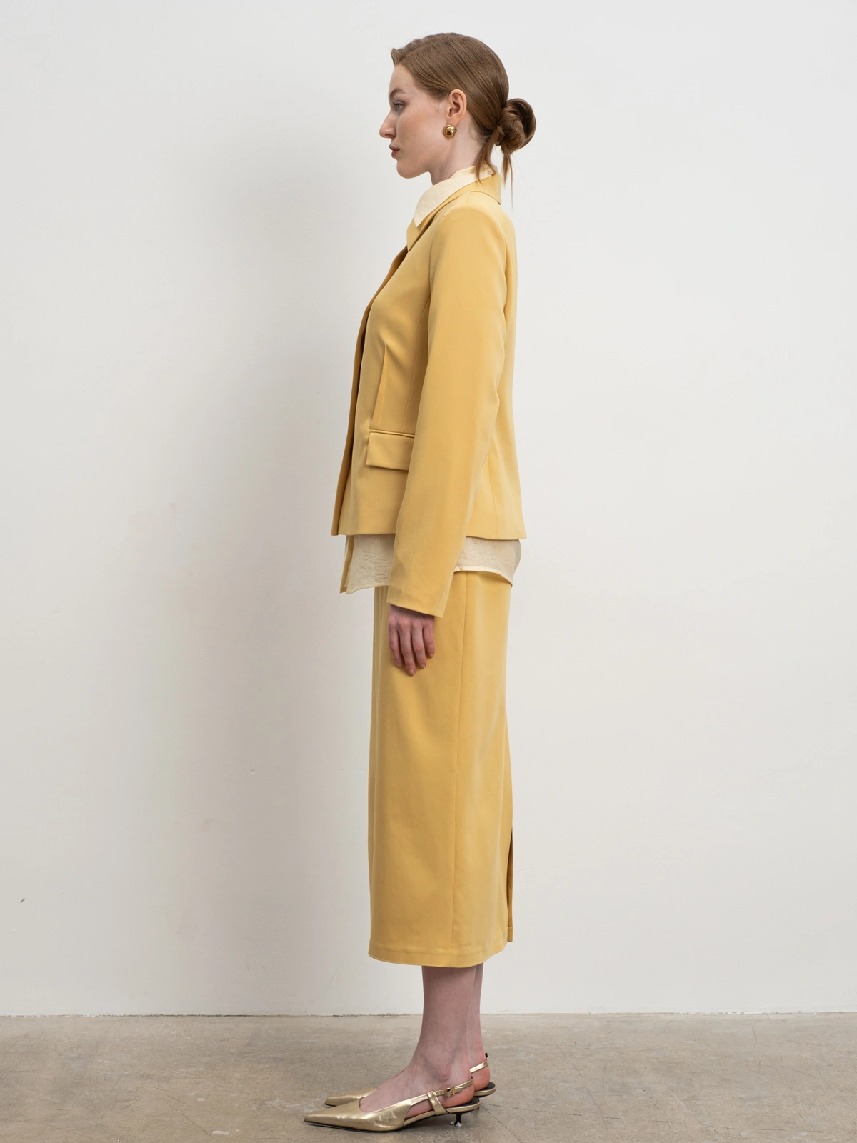 Горчичная прямая юбка