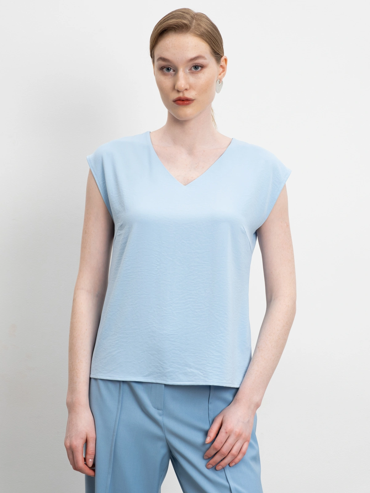 Голубой топ с вырезом