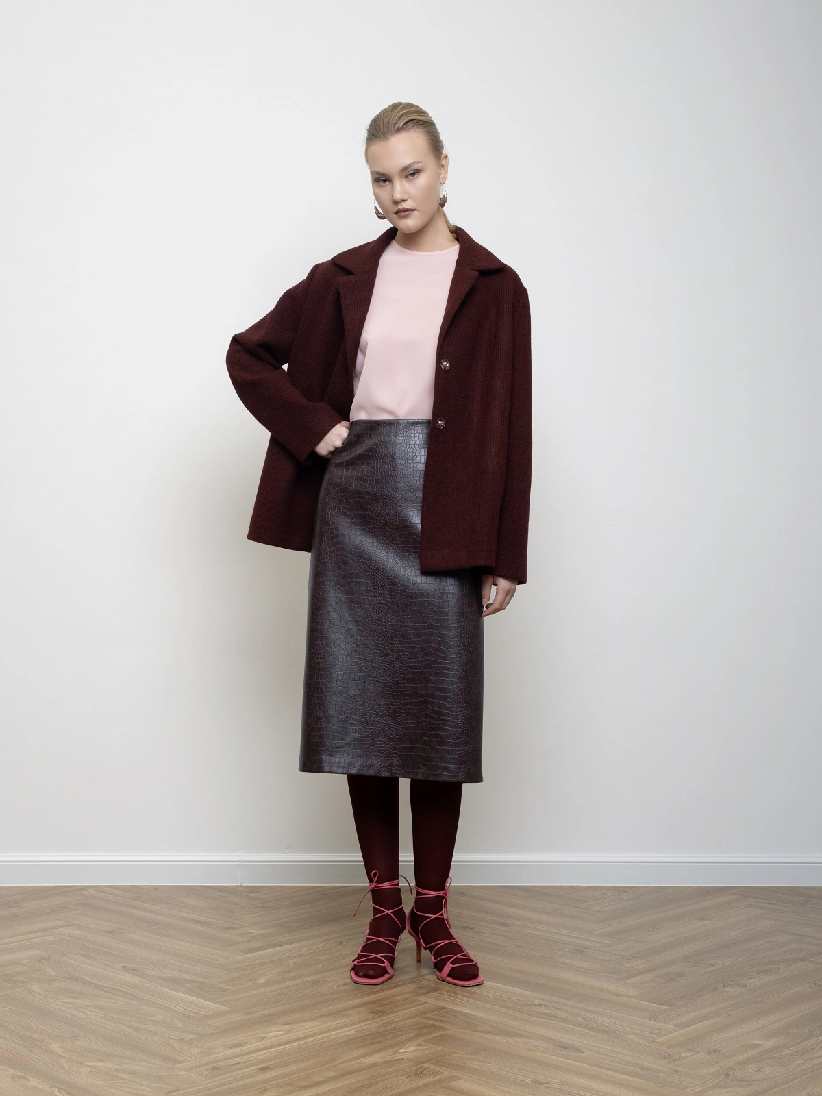 Вишневая юбка из экокожи