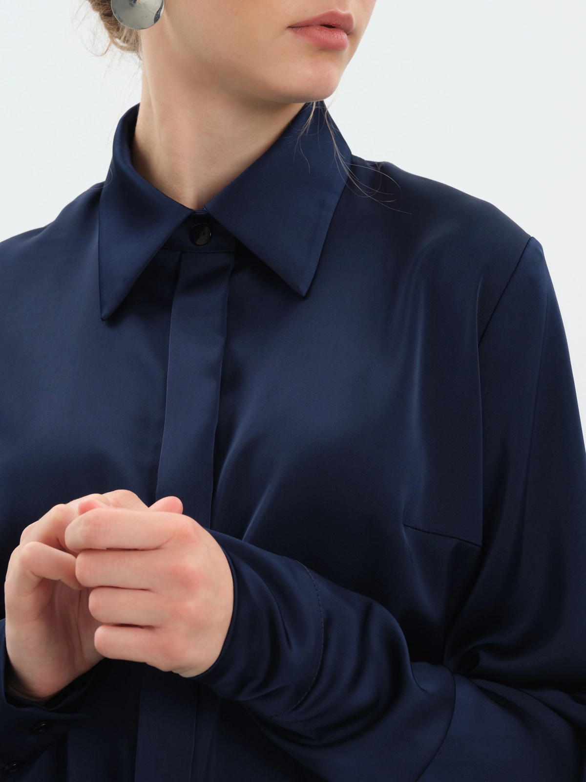 Синяя атласная блуза