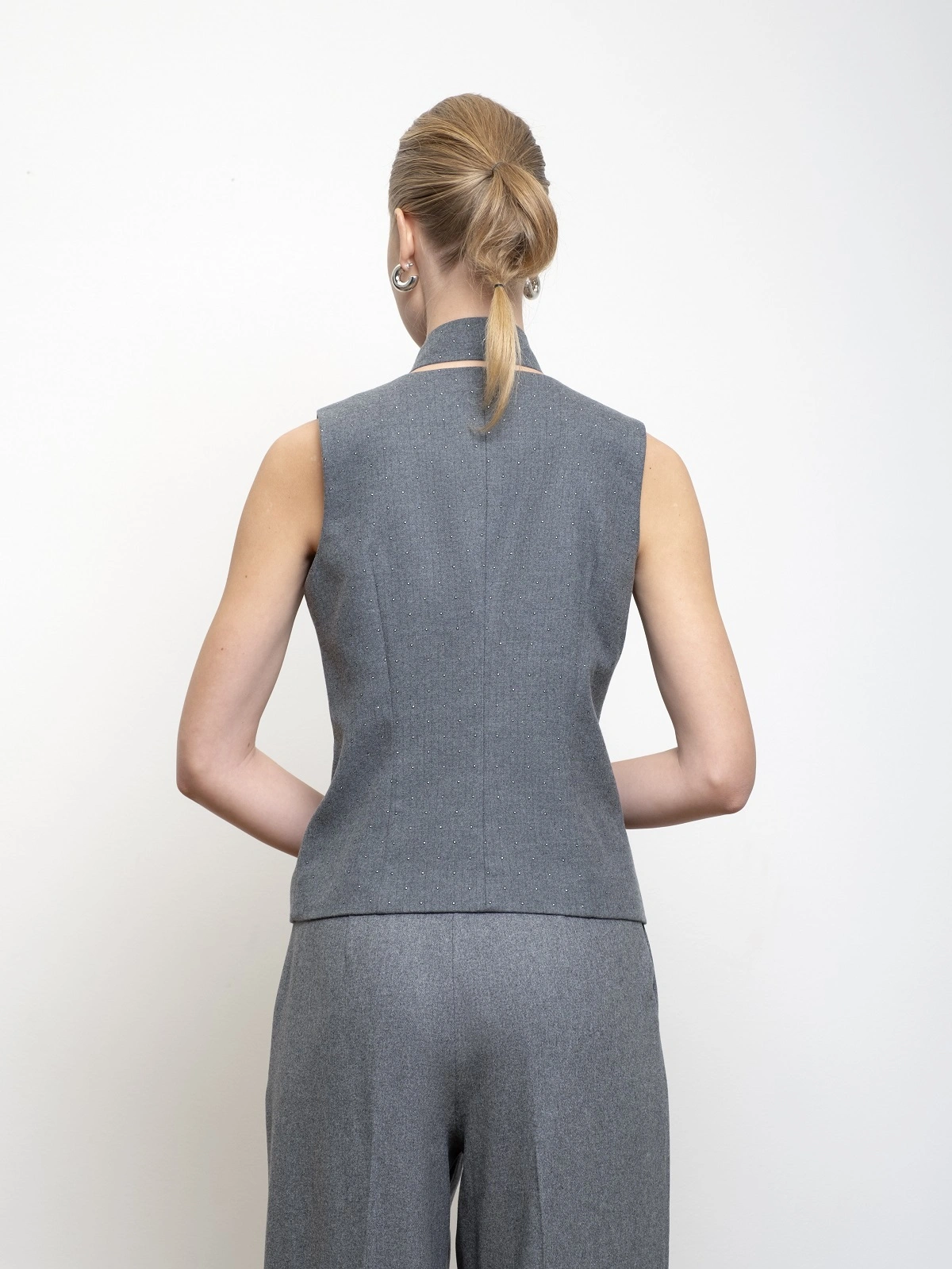 Серый жилет с микропайетками