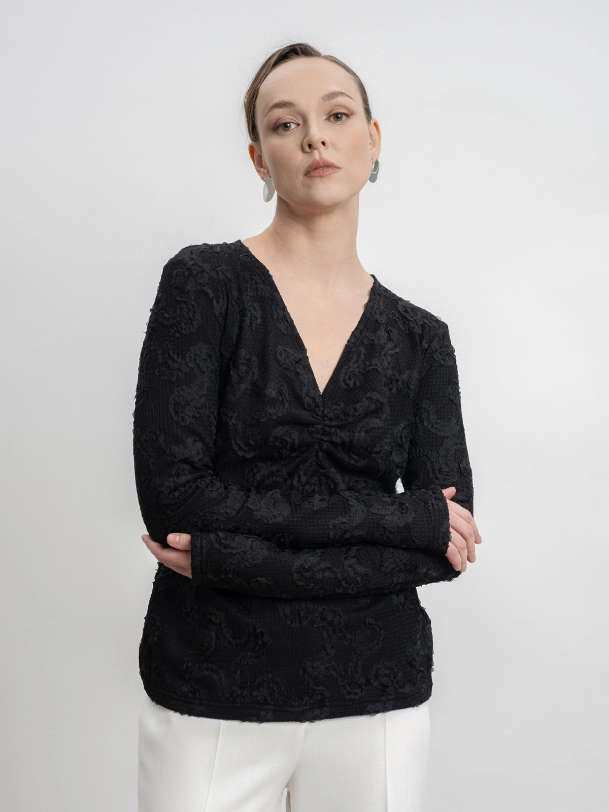 Черный лонгслив с вырезом