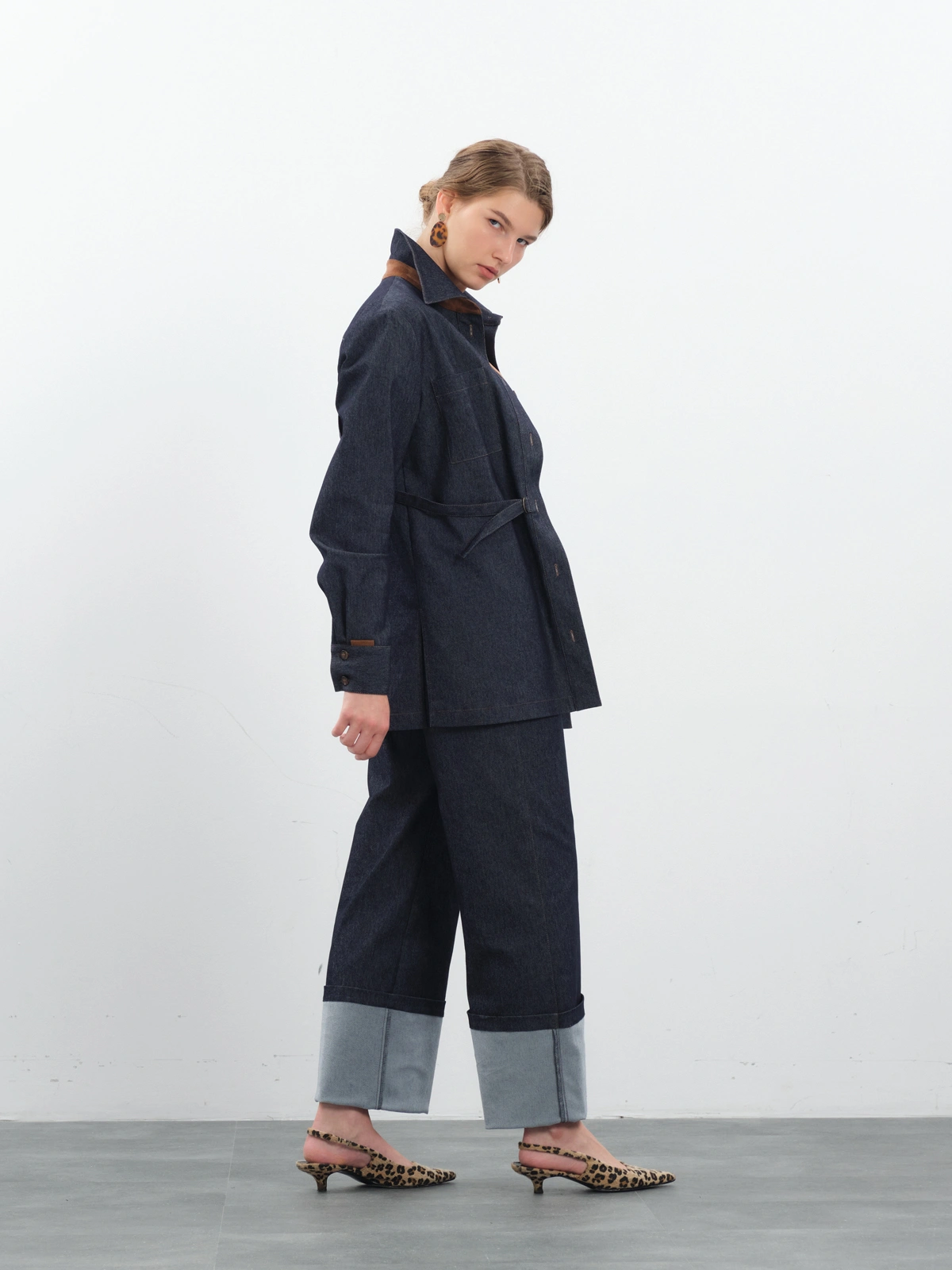 Темно-синяя рубашка из денима