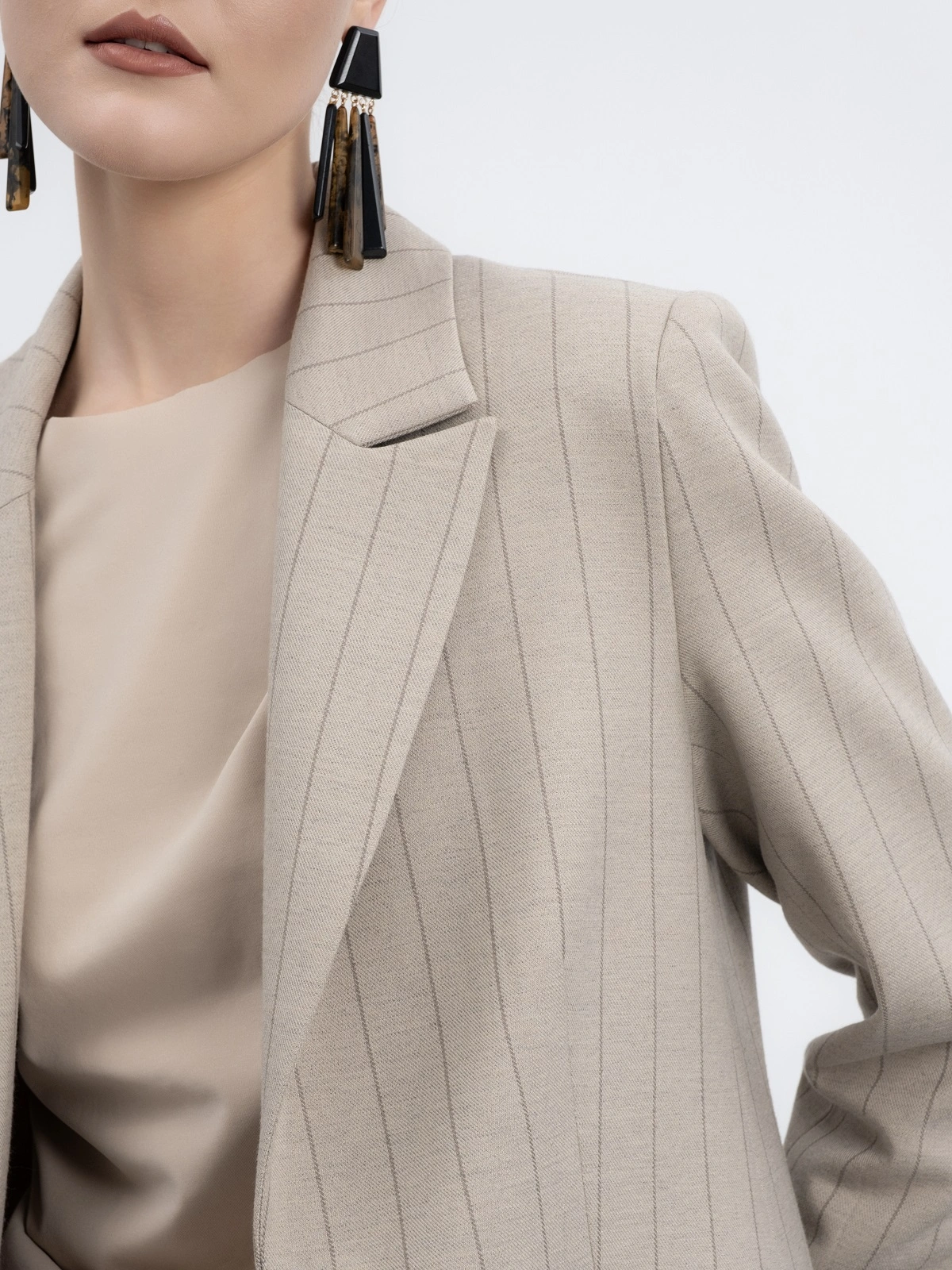 Бежевый жакет в полоску