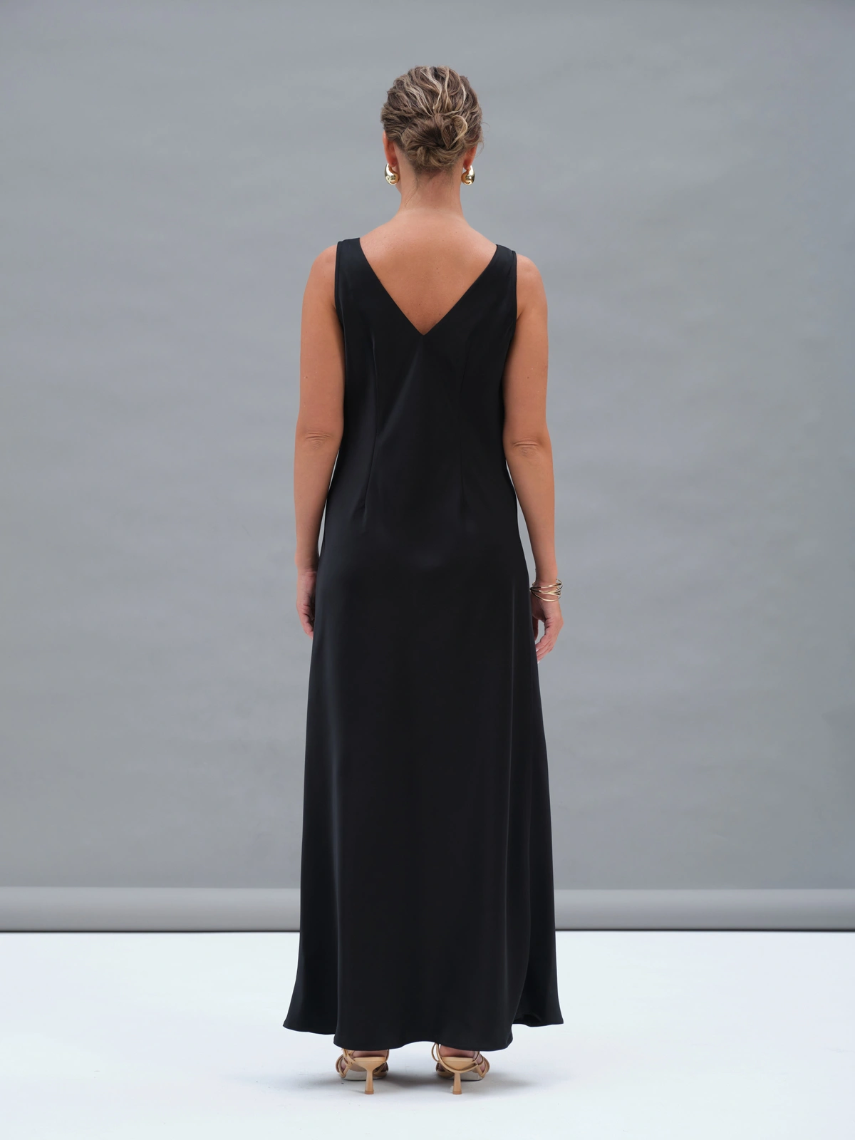 Черное атласное платье Hecate