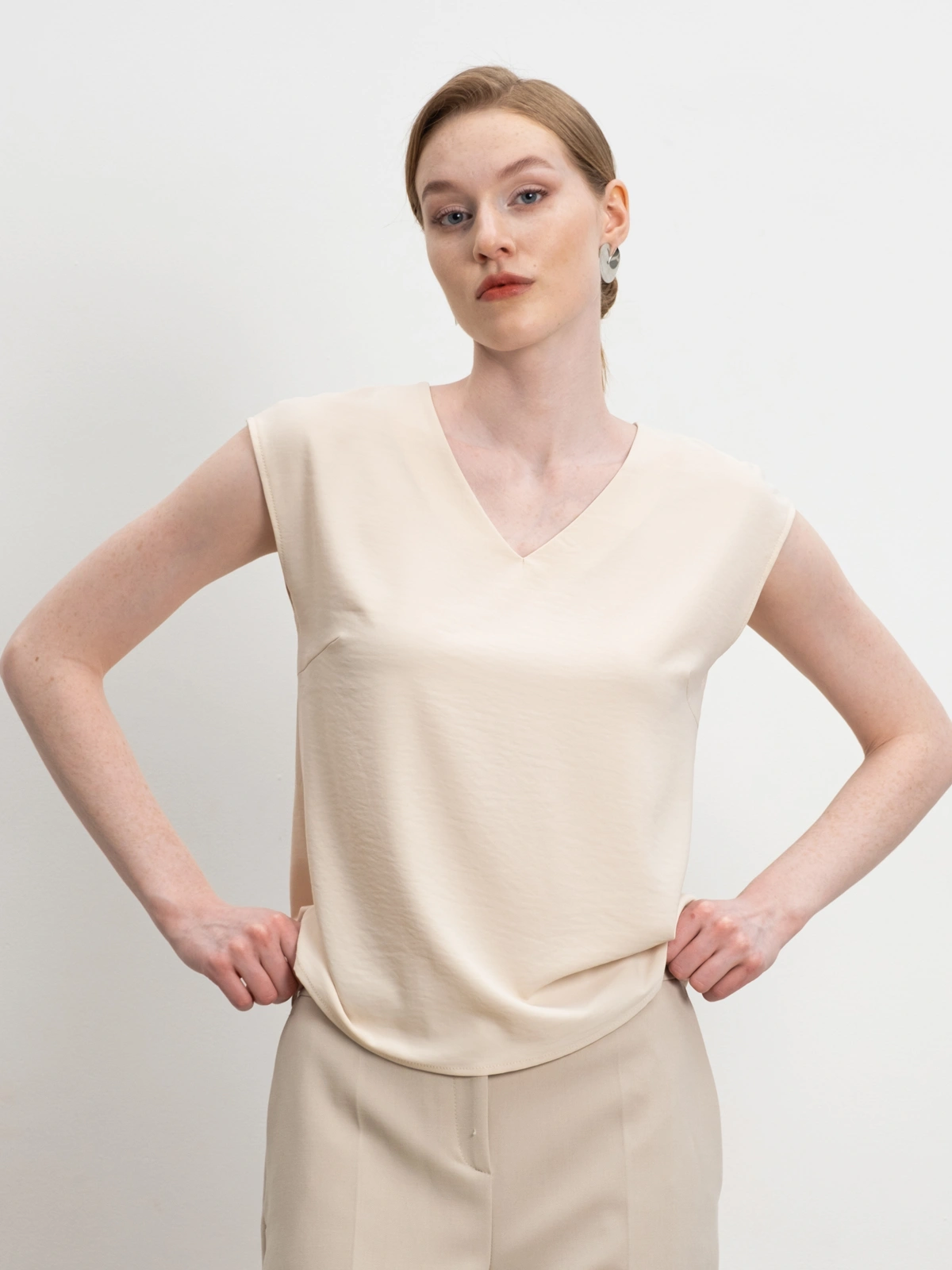 Бежевый топ с вырезом